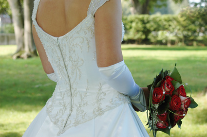 Braut im Brautkleid mit Blumen